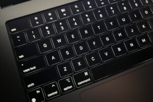 Does macbook air keyboard light up?